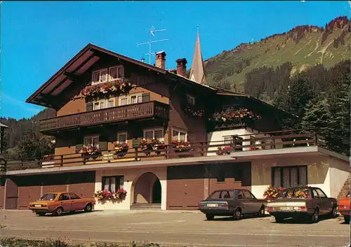 Riezlern-Mittelberg Gästehaus Max Drechsel Autos vor d. Appartement-Haus 1975