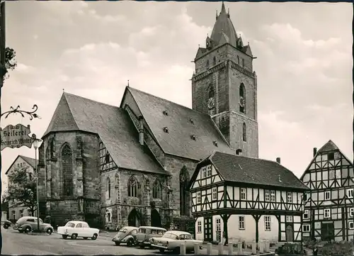 Wolfhagen Auto Autos ua. VW Käfer vor Kirche Fachwerkhäuser 1960