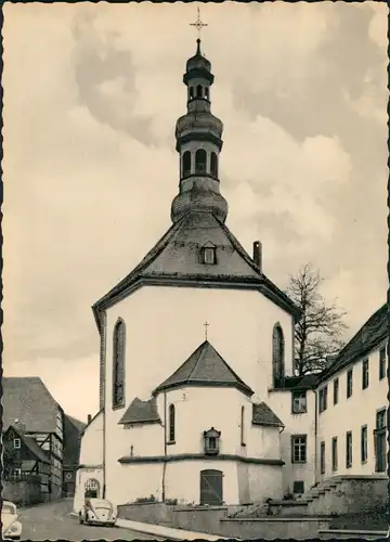 Brilon (Sauerland) St. Nicolai Kirche davor parkender VW Volkswagen Käfer 1960
