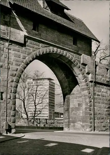 Ansichtskarte Nürnberg Spittlertor, Stadtmauer, Durchblick zum Hochhaus 1965