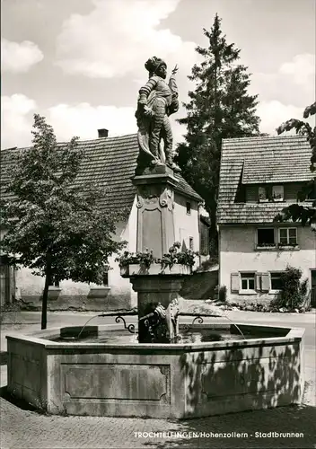 Trochtelfingen Strassen Partie Stadt-Brunnen, Wohnhäuser im Hintergrund 1960