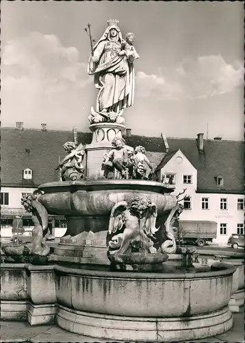 Ansichtskarte Altötting Strassen Partie am Marienbrunnen, Brunnen 1960