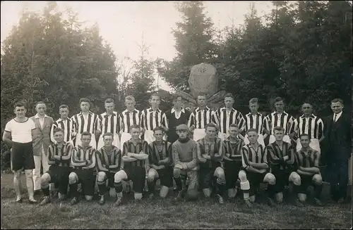 Slamen-Spremberg Słomjeń Grodk Fußballmannschaft vor Gedenkstein 1922 Privatfoto