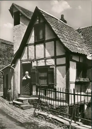 Münstereifel Strasse Gasse, Mann schaut aus kleinem Wohnhaus, Fachwerk-Bau 1965