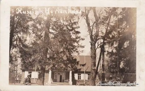 Postcard .Russland Soldaten vor russischen Herrenhaus 1918 