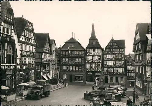 Ansichtskarte Fritzlar Platz mit Brunnen, LKW Lastwagen, Fachwerk-Bauten 1955