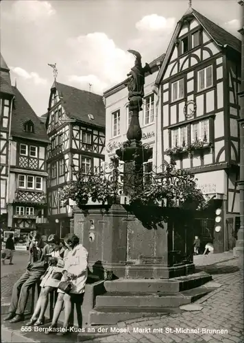 Ansichtskarte Bernkastel-Kues Berncastel-Cues Marktplatz, Frauen 1970