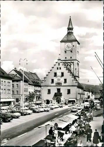 Deggendorf Marktplatz mit Rathaus, Marktstände, Auto Parkplatz 1965
