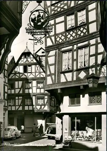 Bernkastel-Kues Berncastel-Cues Marktplatz VW Käfer Beetle, Schaufenster 1964