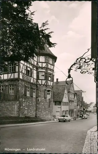 Ansichtskarte Münsingen (Württemberg) Straßenpartie Landratsamt Autos 1963
