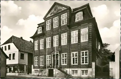 Ansichtskarte Wilster Strassen Partie mit Neues Rathaus und Geschäft 1966