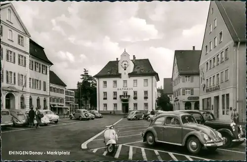Ehingen (Donau) Marktplatz mit Roller, VW Käfer Beetle, Volksbank 1960