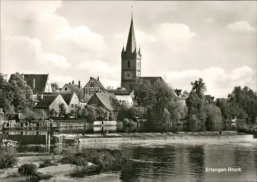 Erlangen Fluss Wehr Partie im Ortsteil BRUCK, Kirche Häuser 1970