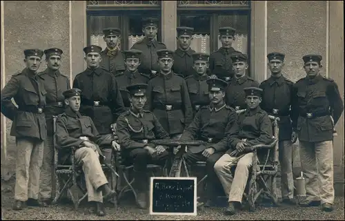 Soldaten vor Haus Militaria II Rekr. Depot 7. Korp Ersatz 114 1917 Privatfoto