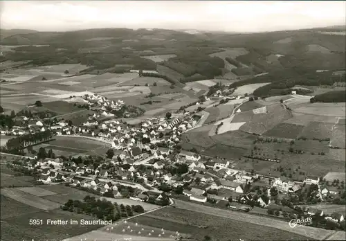 Fretter-Finnentrop (Sauerland) Luftbild Überflug des Dorfes; Luftaufnahme 1965