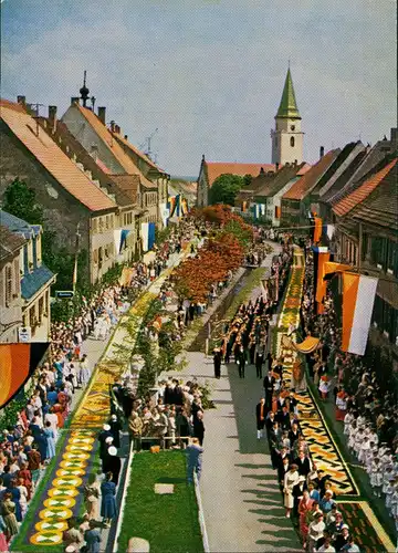 Hüfingen Fronleichnamsprozession Umzug geschmüchte Strasse 1974