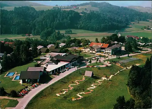 Siegsdorf Ferienpark Vorauf Wirtshaus Vorauf vom Flugzeug aus, Luftaufnahme 1980