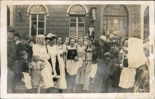  Gruppenfoto von Menschen in Verkleidung / Karneval 1932 Privatfoto