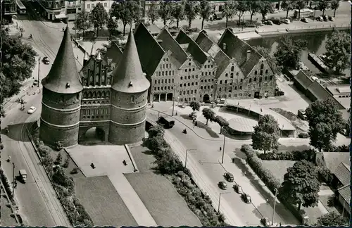 Ansichtskarte Lübeck Luftbild Holstentor und Salzspeicher 1959