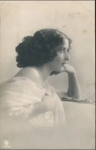 Ansichtskarte  Erotik Fotokunst - lassiv schauende junge Frau 1912