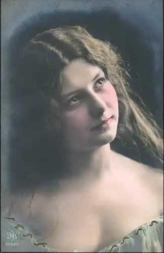 Ansichtskarte  Erotik - junge Frau lassiv - colorierte Fotokarte 1907