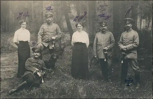 Villingen-Villingen-Schwenningen Soldaten mit Frauen im Wald WK1 1915 Privatfoto