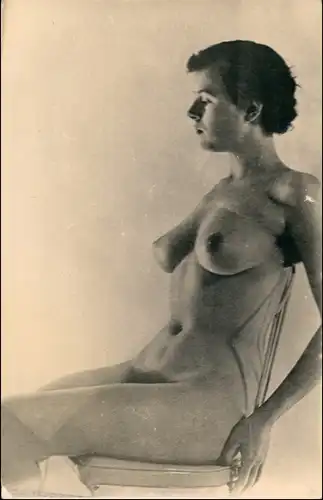 schöne nackte Frau kurze Haare auf Stuhl Nude Erotik Erotika 1929 Privatfoto