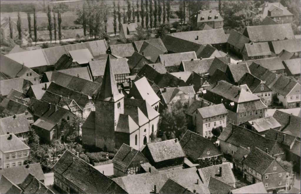 Sachsenhausen (Waldeck) Ortsmitte Luftaufnahme mit Kirche, LuftbildAK