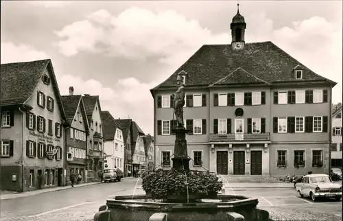 Ansichtskarte Murrhardt Marktplatz Brunnen Anlage Autos Geschäfte 1955