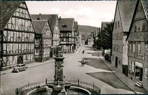 Ansichtskarte Hofgeismar Strassen Partie, Auto, Brunnen Anlage, Fachwerk 1955