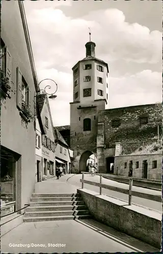 Günzburg Stadttor Strassen Partie mit Geschäften Personen 1955