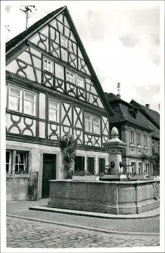 Ansichtskarte Prichsenstadt Echtfoto-AK mit Brunnen, Wohnhaus Fachwerk 1955