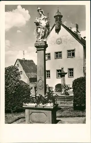 Ansichtskarte Aub (Unterfranken) Mariensäule mit Rathaus 1955