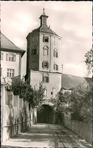 Ansichtskarte Günzburg Strassen Partie mit Turm Durchfahrt Torbogen 1955