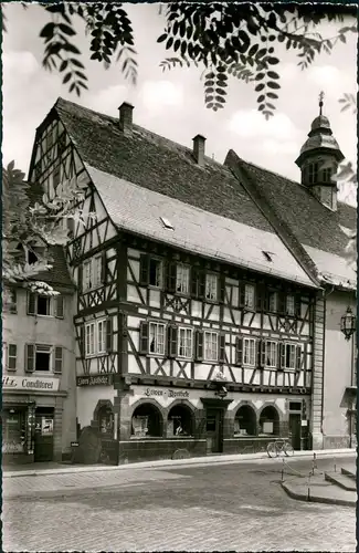 Weinheim (Bergstraße) Markt Strassen Partie mit Conditorei & Löwen-Apotheke 1955