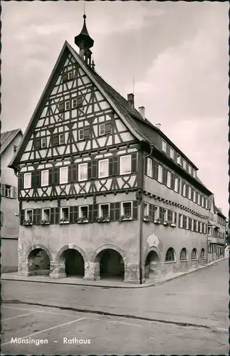 Münsingen (Württemberg) Strassen Partie am Rathaus, Fachwerkhaus 1960