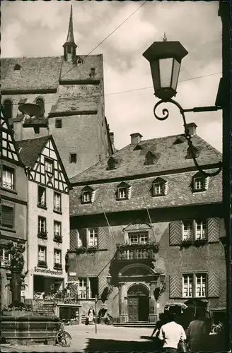 Cochem Kochem Marktplatz, Brunnen, Samen-Fachgeschäft, belebt mit Personen 1955