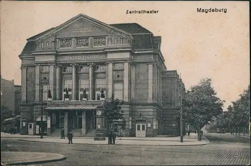 Ansichtskarte Magdeburg Zentraltheater Personen Strassen Partie Theater 1920