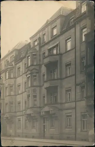 Dresden Echtfoto AK Strassen Ansicht eines Wohnhauses 1920 Privatfoto