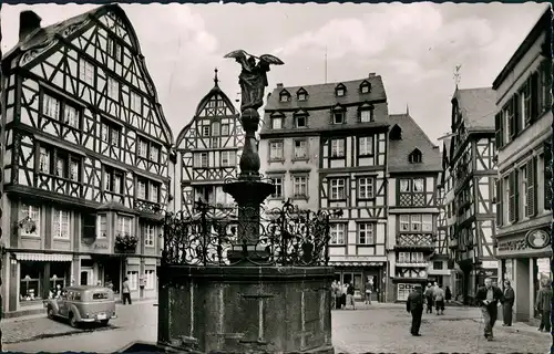 Bernkastel-Kues Berncastel-Cues Marktplatz mit St. Michael Brunnen 1957