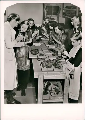 Hannover PLASTIZIEREN IN TON 4. KLASSE Echtfoto-AK Waldorfschule 1950