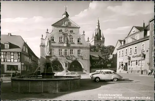Brilon (Sauerland) Marktplatz, Brunnen, alte Autos Auto Modelle 1960