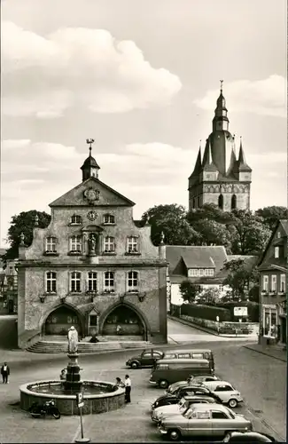 Brilon (Sauerland) Marktplatz diverse Autos ua. VW Käfer, Brunnen 1960