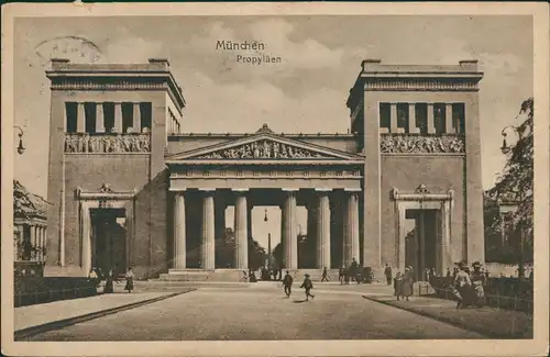 Ansichtskarte München Propyläen Vorplatz belebt 1920