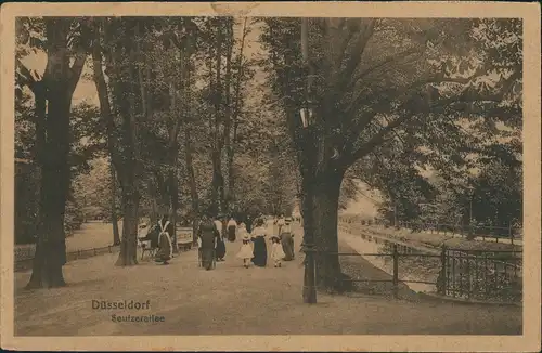 Ansichtskarte Düsseldorf Seufzerallee Gesellschaft beim Spaziergang 1919