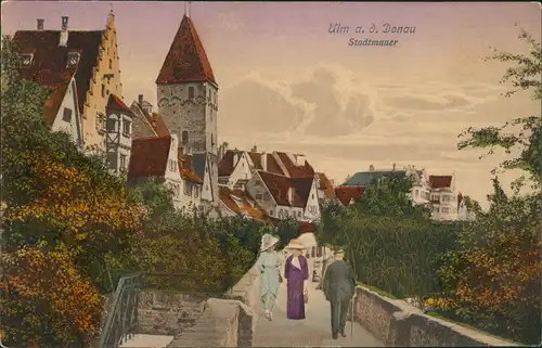 Ulm a. d. Donau Häuser Partie, Sparziergänger auf der Stadtmauer 1910