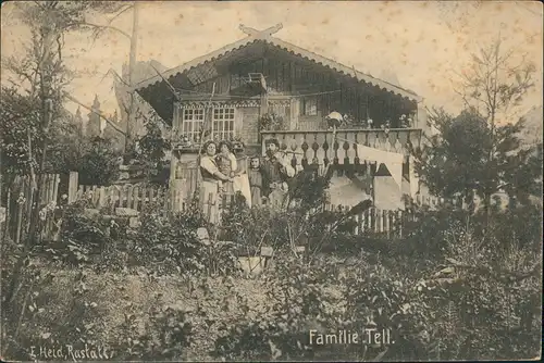 Ötigheim Volksschauspiel "Wilhelm Tell" Familie vor Haus 1911