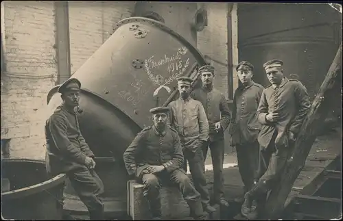 Frankreich 1. WK Soldaten in Gießerei, Gusstechnik 1918 Privatfoto