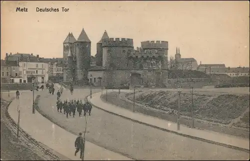 CPA Metz Deutsches Tor Straße marschierende Soldaten 1914