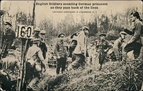 Ansichtskarte  English Soldiers counting German prisoners WK1 Militaria 1916